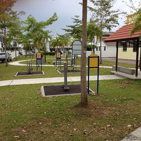 Comfort Holiday Home @ Bukit Indah Johor Bahru Luaran gambar